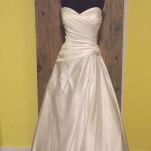 Elegant Cream Wedding Dress